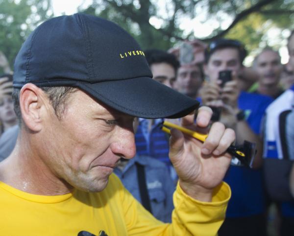 Допинг постиженията на Ланс АрмстронгЛармс Армстронг бе считан за един от най-големите спортисти на всички времена. Той успя да се пребори с рак на тестисите и да спечели седем пъти Тур дьо Франс  в периода 1999-2005 г. Но това, което светът не знаеше е, че през цялото време той е печелил, благодарение на допинга.Години наред той отрича да е взимал, каквито и да било стимуланти. През 2011 г. разследване дава повод да бъде официално обвинен за употреба на допинг от USADA . През лятото на 2012 вече е лишен от всичките си медали и получава забрана да се състезава до живот.Уморен от медийното внимание Ланс най-накрая иска да се отърве от лъжите и признава през януари 2013 г. в шоуто на Опра всичко.Снимка: Reuters