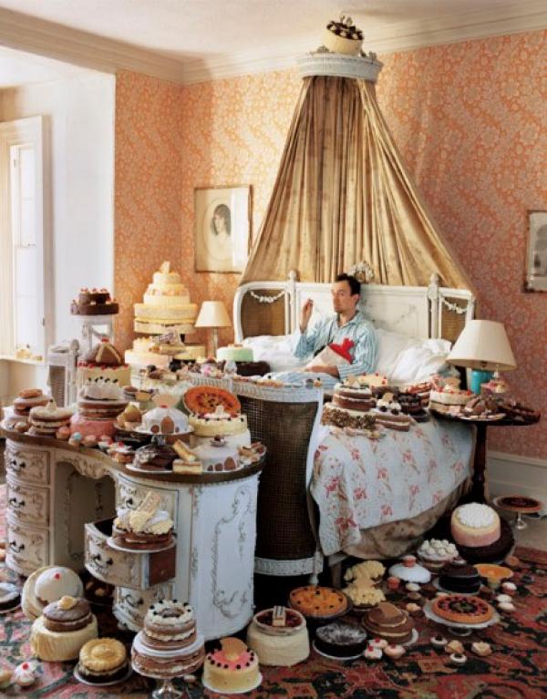 Автопортрет с 80 тортиСнимки: Eglingham Hall, Northumberland, 2008„Имам само два автопортрета и този беше първият. Имахме задача, за която местен сладкар ни беше направил стотици торти в „ретро стил”. Мислех си, че снимката, която иска нашия клиент е твърде скучна, а тортите прекалено апетитни, за да не се опитат. Понякога се сравнявам със Сесил Бийтън или Норман Паркинсън, типично английски фотографи, които култивират свои ексцентрични образи”.Снимка: fashion.telegraph.co.uk