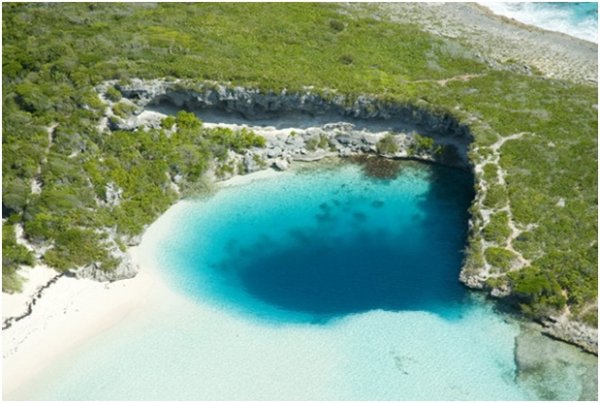 Снимка: myrandomstuff.seDean’s Blue Hole, БахамитеDean’s Blue Hole е най-дълбоката позната дупка в света пълна със солена вода – 202 м в дълбочина в залив западно от Кларънс таун на Лонг Айлънд, Бахамите. Кръстена е на фамилията на местни земевладелци и бива разделяна от открито море от малък полуостров. Изключително популярно място за фридайвъри.
