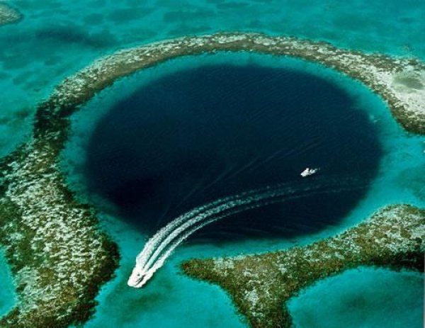 Great Blue Hole - БелизСнимка: listverse.comГолямата Синя Дупка  е потъване на земята под водата близо до бреговете на Белиз. Дупката е с диаметър от 1 000 фута (304,8м) и 400 фута (121,9 м) дълбока. Формирала се е като варовикова пещера по време на последната ледникова епоха.