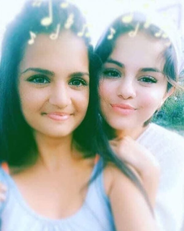 HanaLovato/Twitter