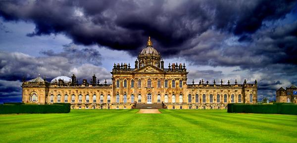 Castle Howard. England. Въпреки че изглежда като замък, Castle Howard всъщност е величествен дом - частна резиденция на семейство Хауард, които живели в комплекса в продължение на 300 години. Къщата, разположена в Северен Йоркшир, Англия, е едно от най-големите жилища във Великобритания. Изграждането й започнало в края на 17-ти век и е продължило около 15 години. Сред забележителностите на замъка са страхотните градини и обширният парк, простиращ се около целия комплекс.Снимка: opentravel.com