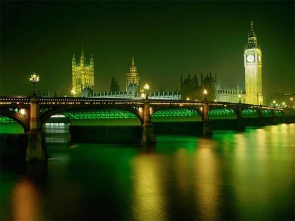 Снимка: Westminster Bridge, ВеликобританияТози лондонски мост е една от най-елегантните и уважавани структури в света. По него минава най-огромният трафик на коли над река Темза. Изграден е изцяло от камък и е широк 44 метра, като от всяка страна, има тясна пешаходна алея. Мостът има тринадесет големи и две малки арки, като централната е широка 76 метра.