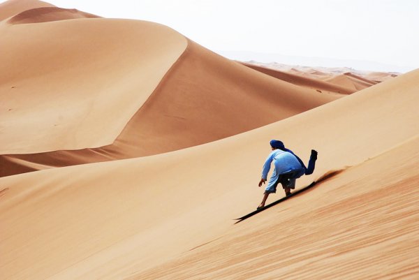 Каране на борд по пясъците на пустинята Сахара в Мароко. Снимка; tours-of-morocco.com