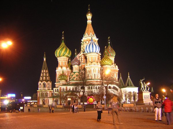 Катедралата Свети Базил, Москва, РусияСнимка: http://www.flickr.com/photos/rbowen/137201806/Построяването на катедралата „Свети Базил” или популярна още като „Свети Василий Блажени” е поръчано от Иван Грозни, за да се ознаменува успешната му военна кампания срещу монголите в град Казан през 1552г. Проектирана е от Постник Яколев и е построена между 1555 и 1556г. Според легендата Иван Грони е заповядал да бъдат избодени очите на архитекта, за да не може да създаде друга такава красива сграда, но според исторически данни той е построил още една катедрала във Владимир, така че историята е най-вероятно само легенда.Катедралата изглежда като звезда с осем връха, ако се гледа отгоре. Състои се от 9 отделни параклиса, като деветият се намира в средата между останалите осем. Катедралата се намира на Червения площад в Москва.