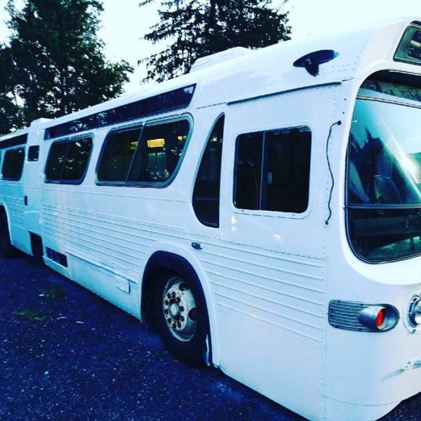 www.instagram.com/thebustinyhome/