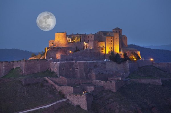 Снимка: trivago.deХотел Parador de Cardona (Кардона, Испания)Хотелът се издига на един връх над град Кардона от 9-ти век насам. От него гостите могат да се насладят на страхотна гледка над града и Каталуня. След реставрация през 19-ти век успяват да се съхранят една старинна църква и Тorre de la Minyona (Кулата на Госпожицата). Според легендата в нея е стояла затворена дъщерята на граф Кардона. Хората вярват, че духът ѝ още е затворен в стая с номер 712.