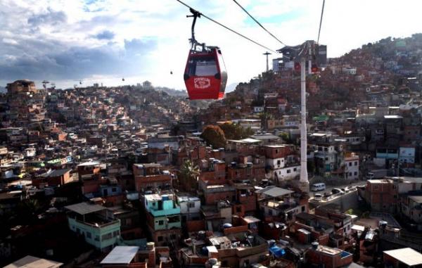 Снимка: listverse.comFavelas в Рио де ЖанейроБразилският град Рио де Жанейро е красив и често посещаван от туристи заради карнавалите си и белите пясъци на плажа Копакабана. Но в периферията на града, съществуват огромни гета, наречени фавели. Там къщите са колиби, построени безразборно една над друга. Най-известният район от този тип е Rocinha. Това е място, управлявано от безсърдечни наркопласьори. Бъдещето на фавелите остава несигурно, тъй като Рио де Жанейро ще е домакин на Летните олимпийски игри през 2016 г. и властите са започнали да показват по-голяма загриженост за реда в тези райони.