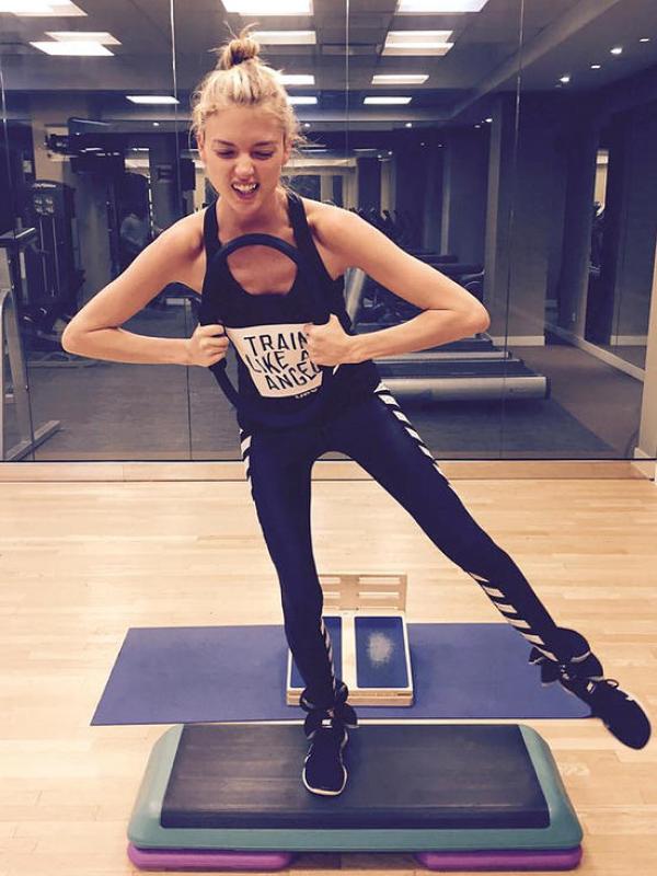 Марта Хънт залага на упражнения за баланс; Снимка: Instagram
