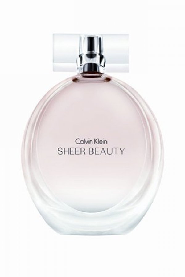 Снимка: VOGUE1.Sheer на Calvin KleinПлодов и нежен, Sheer Beauty на Calvin Klein е изтънчен аромат, който гали с омайна комбинация от божур, жасмин, червени плодове и праскова. Женствен и свеж избор за топлите пролетни дни.