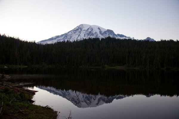 Един от най-опасните: Mount Rainier, Снимка: flickr.comПланината Райниър (Rainier) се намира близо до Сиатъл, САЩ. Тя е и една от най-опасните вулкани в света. В нея са разположени и 26 големи ледници, които биха били огромна заплаха при едно евентуално изригване – ще хвърчат във въздуха и огън, и лед. Въпреки че е активен вулкан, не се очаква скоро да изригне.  
