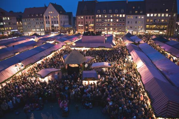 5. Германия - Yule love Nuremberg (27-ти ноември – 24-ти декември)Близо 200 сергии са струпани на кълдъръмения площад в Нюрнберг. Този коледен пазар е един от най-известните в цяла Германия. Сергиите са декорирани в червени и бели райета, а на тях се продават интересни дървени играчки, домашно приготвени свещи и много други неща. Характерни за германските пазари за братвурстите и топлото вино. Късно вечерта пазарът свети със стотици светлини, а местни музикални групи забавляват присъстващите.Снимка: adelto.co.uk