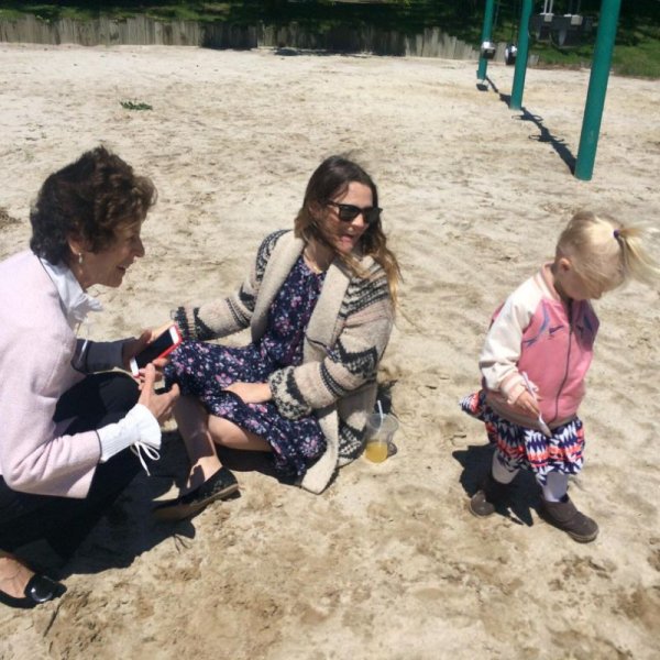 Дрю Баромор поздрави дъщерите си и... свекърва си; Снимка: Instagram