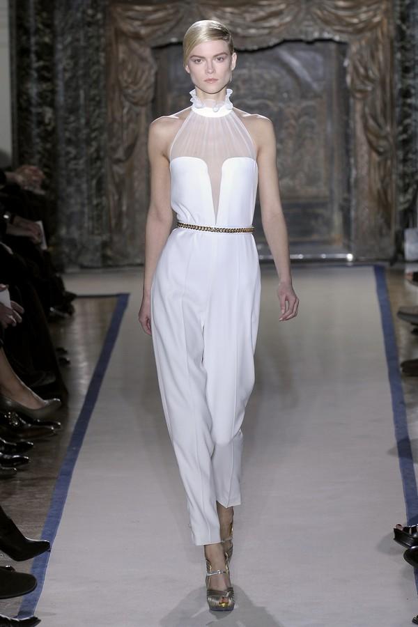 Бял гащеризон с шифон  Yves Saint Laurent зима 2011- 2012.Снимка: Elle