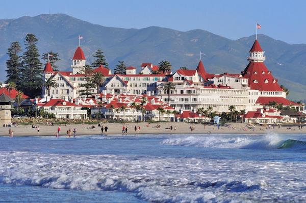 Снимка: trivago.deХотел Del Coronado – (Сан Диего, Америка)Хотел Del Coronado в Сан Диего е най-големият хотел на калифорнийския плаж, построен изцяло от дървен материал. През 1977 г. той се сдобива със статут на национален паметник. Хотелът отваря врати през 1888 г. и може да бъде открит в десетки книги и филми. Негови гости са били личности като Чарли Чаплин, Джин Кенеди и Барак Обама. Още преди да бъде превърнато в хотел обаче, мястото се слави с един друг гост – духът на една млада жена, умряла при странни обстоятелства.