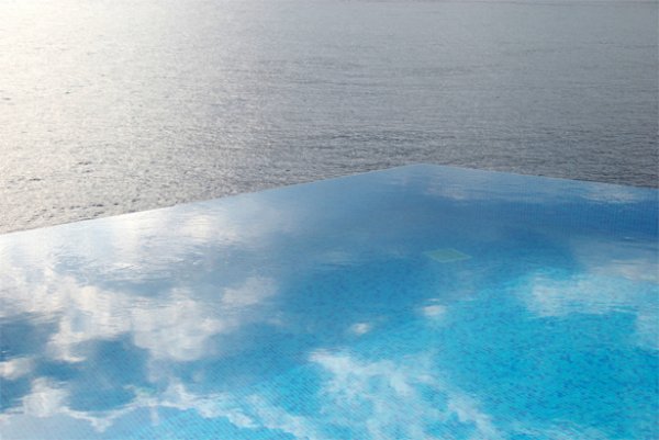 Hotel Villa Mahal, ТурцияЕто го и този модерен вид басейни, който създава илюзията, че директно попадате в морската шир.Снимка: bootsnall.com