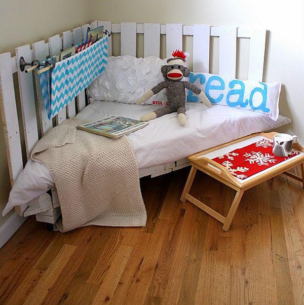 Кът за отдих и книжка... Снимка: homedit.com