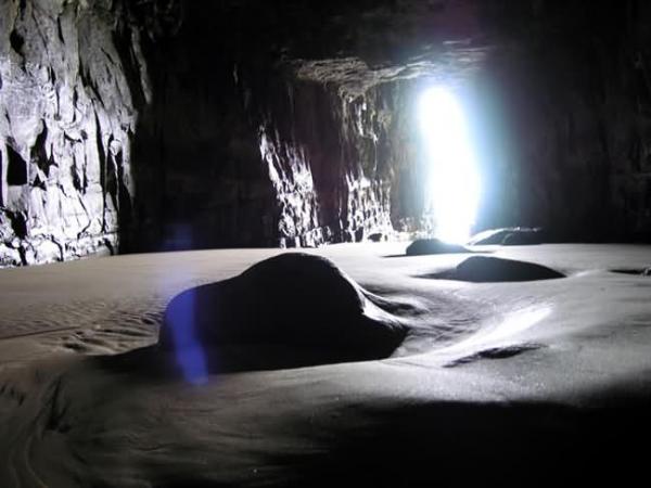 Пещерата на призрака (Cave of the Ghost) - Венецуела, Снимка: mediadump.comПещерата на призрака или "La Cueva дел Fantasma" на испански, е гигантска пещера в южната част на Венецуела. Тя е разположена в един от най-богатите на биологично разнообразие и геология, райони в света, на склоновете на планината Aprada tepui. Пещерата е достатъчно голяма, за да могат два хеликоптера да се приземят в нея. Експертите, обаче, смятат, че това не е пещера, а по-скоро стръмен пролом, който се е срутил.