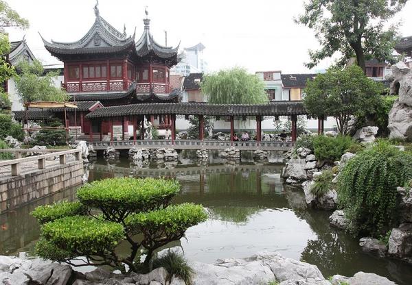 Ююан Гардън - Китай (Yuyuan Garden)Снимка: Creative Commons Attribution-Share Alike 3.0Тази градина се смята, че е създадена преди повече от 400 години. Построена е в традиционен китайски стил с многобройни скали, дървета, езера, облицовки с дракони, множество врати и зигзагообразни мостове. Yuyuan е възстановявана и отваряна за посетители на няколко пъти. След смъртта на създателя си Pan Yunduan в края на 16 век, тя е била запусната, но по-късно е реновирана от местните богаташи. После, след няколко граждански войни в средата на 19-ти век, върху нея отново има огромни щети. През 1956 година, след освобождението на Шанхай, градската управа възстановява елегантността на градината, а от 1961 година тя е в сегашния си вид.
