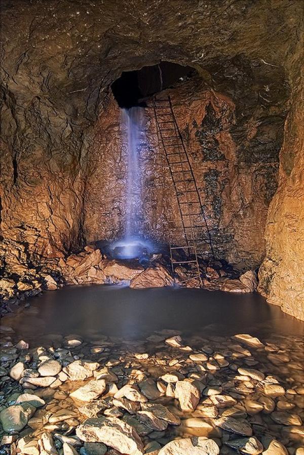 Снимка: Loke.be-Мината „Сен Мишел“, Люксембург (Mine St Michel)Този невероятен водопад се намира в желязодобивната мина “Сен Мишел“ в „Монтруж“, Люксембург. Мините са открити през 1897 и са затворени почти век по-късно - през 1997 година. Тези снимки са били взети от екип безстрашни фотографи, които не са трепнали при вида на стряскащо сините води в пещерата "Марвел", която се намира на 150 м под земята.