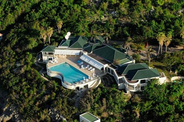 Вила „Ла дача“ в Терес Бас, остров Св. Мартин. (La Dacha in Terres Basses, St. Martin) Снимка: smashingtops.comТова е една от най-луксозните вили в Карибския басейн. „Ла дача“ е изолиран частен рай, заобиколен от 2 акра пищни градини, които са прецизно оформени, за да очароват своите гости. Вилата е едновременно пищна, приветливата и екзотична. Цените тук варират между 4 и 6 хиляди долара на нощ.