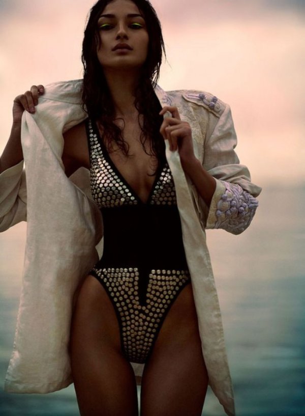 В рок стил. Снимка:© Bruna Tenorio by Chris Nicholls for Flare Canada  , Adme.ru