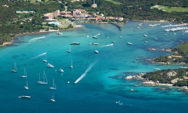 9. Cala Di Volpe – Сардиния, ИталияВ Италия е заснет и филма „Шпионинът, който ме обичаше“ през 1977 година. Хотелът Cala Di Volpe е сред любимите на знаменитости като Хайди Клум и Дензъл Уошингтън, които явно обичат да се наслаждават на средиземноморското слънце.Снимка: huffingtonpost.com