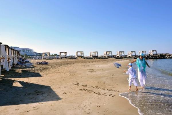 6. Knossos Beach Bungalows & Suites, ГърцияХотелът има 120 бели малки вили. Всички стаи и апартаменти с изглед към морето разполагат и със самостоятелно място за слънчеви бани. Хотелът разполага с три басейна, три бара и три ресторанта. Knossos Beach Bungalows & Suites се намира на около 15 километра от остров Крит.Цена: В ниския сезон стая за двама започва от 127 $, а във високия – от 334 $Снимка: frommers.com