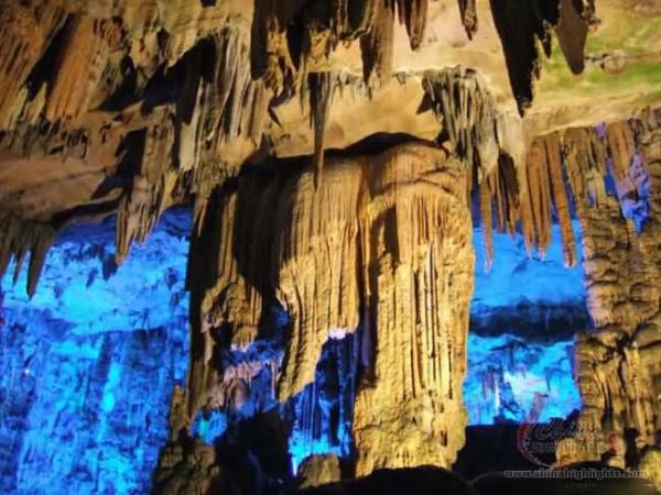 Пещера "Тръстиковата флейта"(The Reed Flute Cave) - Китай, Снимка: mediadump.com