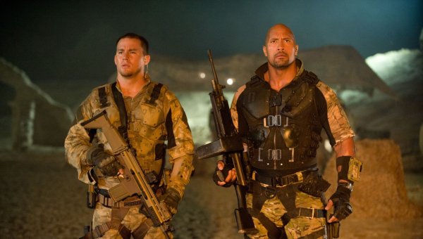 Снимка: outnow.chG.I. Joe: Ответен ударОчаквана премиера: 29 юни 2012За първия филм от поредицата се каза, че е бил всичко, което „Транформърс“ не успя да бъде - а именно смело да проникне в развинтената фантазия на 8-годишно момче, играещо си със своите войници с прилежащите крясъци и избухвания.Изцяло новия екип войници, сред които са Марвин “Roadblock” Хинтън (Дуейн Джонсън – Скалата) и Лейди Джей (Адриан Палики), се бият не само със смъртния си враг Кобра, ами са изправени и пред вътрешни заплахи от самото правителство, които застрашават тяхното съществуване. Звездното присъствие тук е Брус Уилис, за да направи патакламата съвсем пълна.