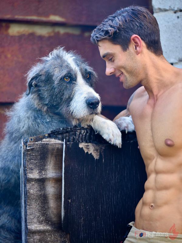 Снимка: @australianfirefighterscalendar.com