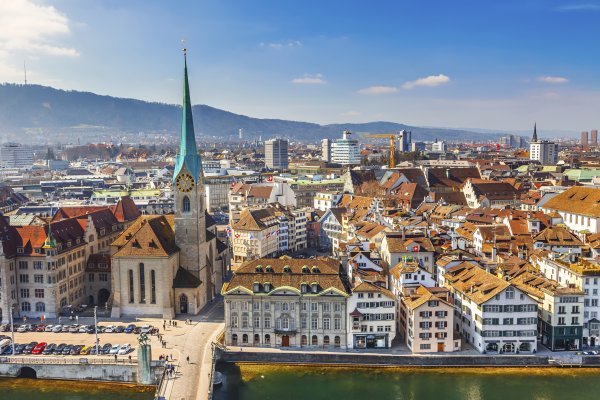Снимка: thinkstockphotos.comШвейцарияШвейцария също е сред най-спокойните държави в света, с ниски нива на насилие. Въпреки, че страната е известна със своя неутралитет по регионални, международни и глобални политически въпроси, тя поддържа тесни дипломатически отношения с различни държави по света.