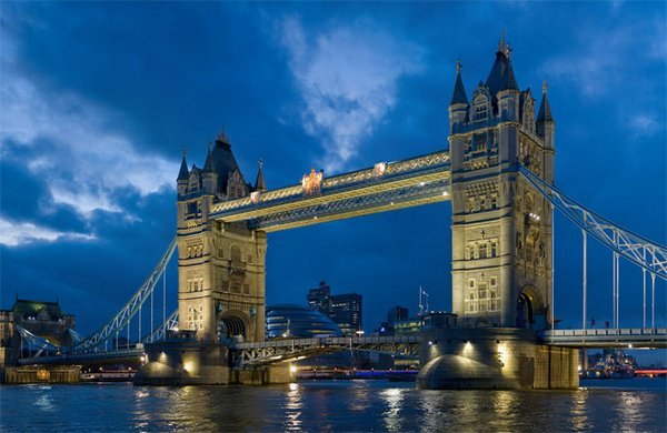 Снимка:Tower Bridge, ЛондонТова е най-известния мост в Лондон и една от най-известните забележителности в света. Построен е от Хорас Джоунс и Улф Бари през 1894 година и е дълъг 800 фута.