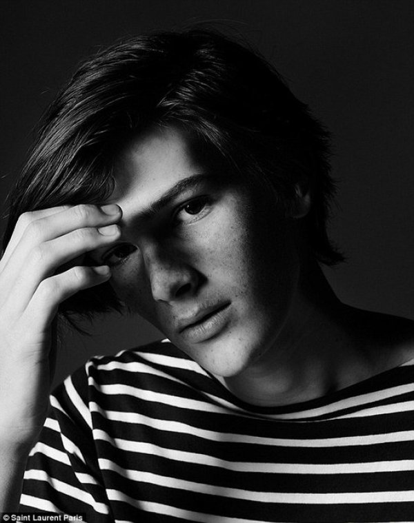 Синът на Пиърс Броснан - Дилът също се изявява като модел; Снимка: Saint Laurent