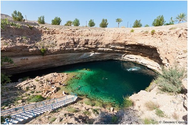 Снимка: myrandomstuff.seBimmah Sinkhole, ОманТази дупка се е образувала вследствие на срутване на почвата над нестабилни земни пластове. От нея започва 500-метров подводен тунел, който я свързва с морето, което пък води до смесването на солена и сладка вода в дупката.