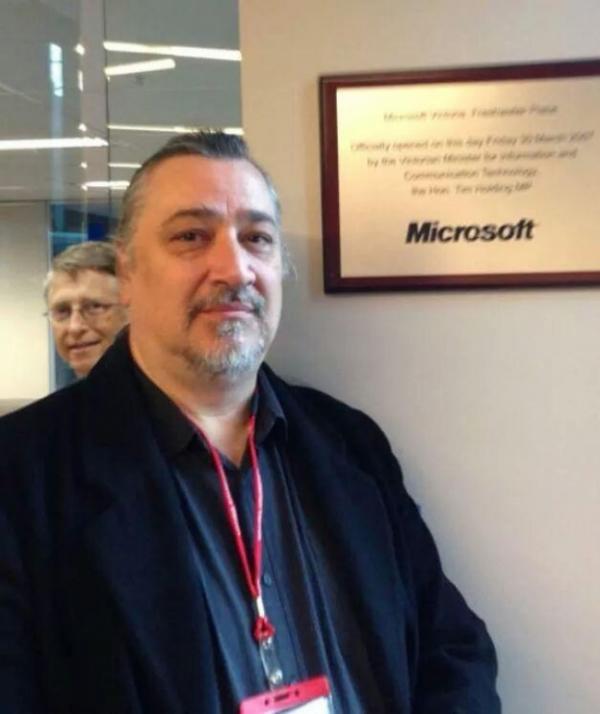 Този мъж иска да си направи снимка с логото на Microsoft, но зад него се поява самият Бил Гейтс. Снимка: Happy facts