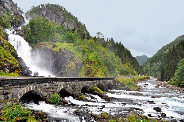 Мост, над водопадите "Låtefossen" в Норвегия. Снимка; architecturaldigest.com