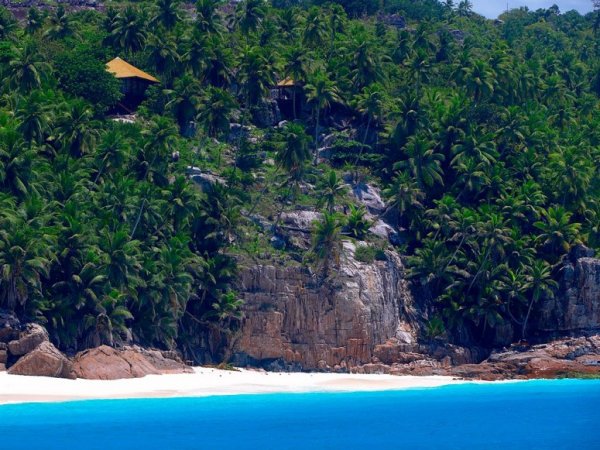 2. ANSE MACQUEREAU, Сейшелски островиТова е единственият курорт, разположен на Fregate Island. Благодарение на гъсто разположените палмовите дървета и високите скали, плажът е на практика отделен от света. Началото на плажната ивица е обозначено със специален знак, за да предупреждава евентуални натрапници. През 17-ти век пиратите са използвали острова като скривалище, а днес от неговата усамотеност се възползват шепа от най-богатите хора в света, търсещи спокойствие.Снимка: COURTESY ANSE MACQUERAU