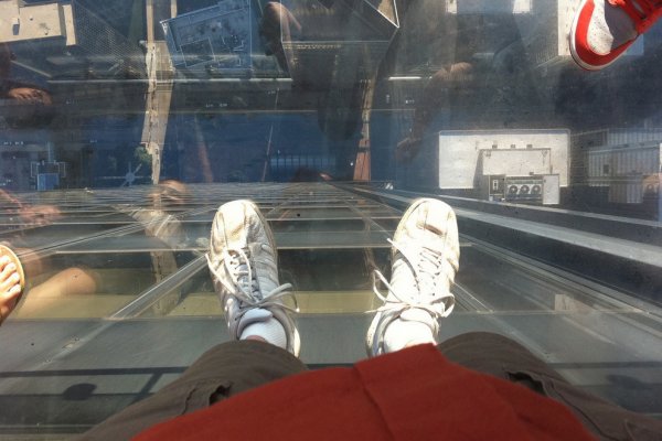 Снимка: flickr.comSkydeck Ledge в кулата Чикаго  Сиърс. Това е един от най-обичаните небостъргачи в Щатите, а стъкленият мост на покрива, който предоставя гледка от птичи поглед, е открит през 1974 г. От него се виждат равнините на щата Илинойс, езерото Мичиган и дори Индиана и Уисконсин. 