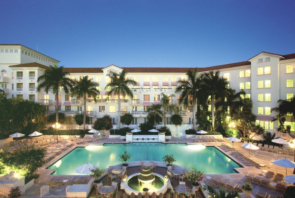 6. Най-доброто място за екологична храна:  Fairmont Hotels & ResortsТемата за био храните става все по-популярна. Затова някои хотели са осъзнали предимството от това да предлагат екологична храна на своите посетители. Веригата хотели Fairmont Hotels & Resorts води класацията в това отношение.Fairmont Turnberry Isle, близо до Маями например, отглежда плодове и зеленчуци в своята градина. Fairmont Acapulco Princess в Мексико пък купува сирената от местен производител. Новият хотел от веригата Ritz-Carlton произвежда собствен мед и други хранителни продукти на покрива си.Снимка: Fairmont Turnberry Isle