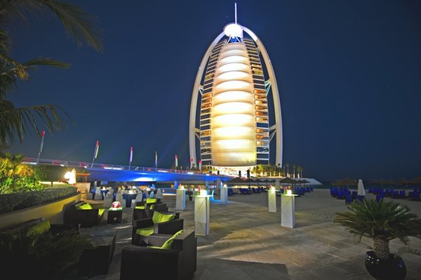 1. JUMEIRAH BEACH HOTEL – ДубайЕдин от най-известните и луксозни хотели в света със сигурност е подходящо място, на което да се усамотите със своята половинка. Двойките, решили да прекарат Свети Валентин именно в Дубай и по-конкретно в Jumeirah Beach, ще се радват на посрещане с лимузина от летището, петстепенно меню, шампанско, безплатни подаръци и възможност за круиз с луксозна яхта.Снимка: adelto.co.uk