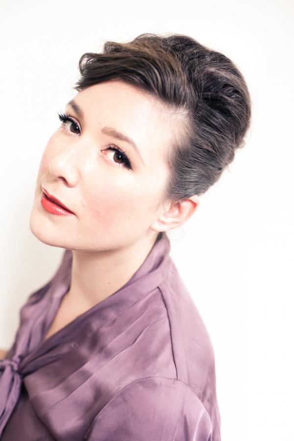 Финалната стъпка - лак за коса, който да фиксира всяко косъмче и да направи прическата трайна. Успех!