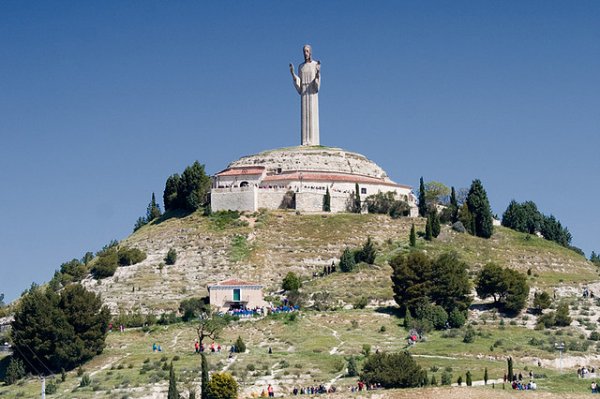 15. Christ of Otero в Испания – височина: 30 метраСтатуята е построена през 1931 година и се намира в покрайнините на Паленсия. Нейн скулптор е Викторио Мачо, чийто гроб се намира в краката на Christ of Otero.Снимка: JC Hupo