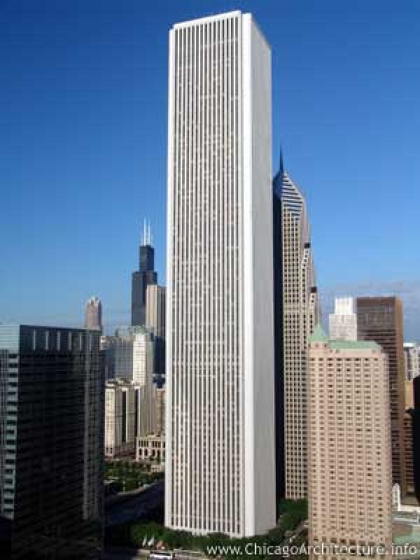Снимка: chicagoarchitecture.infoСградата на „Standard Oil“ в ЧикагоТази сграда е известна с името „The Aon Center“. Първоначално, когато архитектите представили своята концепция за дизайн на структурата на този небостъргач, повечето от хората са я аплодирали, но скоро се оказва, че тя е грешка. През 1974 година тази сграда за кратко е била най-високата в областта на Чикаго. Дизайнерите и архитектите са на мнение, че използването на италиански мрамор за структурата ще бъде красиво. Оказва се не точно така. В продължение на години периодично от фасадата падат плочки и части, а освен това, броят на пукнатини по структурата вече са опасно много. Като цяло „Aon Center“ се смята за провал, а през 1990 г. са изразходвани 80 милиона долара за заздравяване и укрепване на сградата.