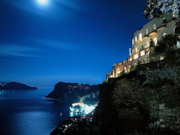 Снимка: cntraveler.comHOTEL CAESAR AUGUSTUSКапри, ИталияТози хотел е сгушен в скалите на Капри, на най-високата точка на средиземноморския остров. Посетителите, които веднъж са почивали тук, са наясно, че за да стигнат до хотела, трябва да изкачат 1000 стръмни, каменни стъпала. Имотът е построен в началото на 1900 г. от руски княз, който го превръща в свое луксозно имение. Хотелът предлага красива гледка към залива на Неапол.
