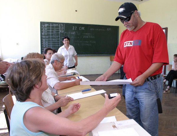  Азис гласува на парламентарните избори през 2005 г. Снимка: Булфото