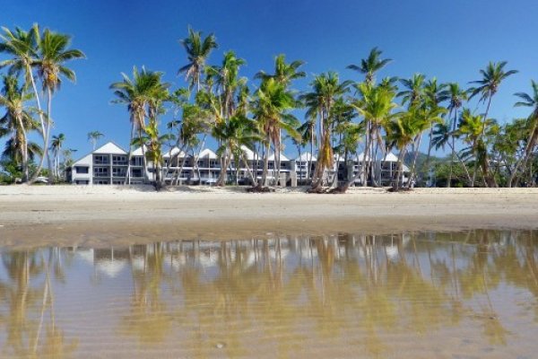 8. Castaways Resort & Spa, АвстралияСвързан с Големия бариерен риф и в близост до тропическите гори, луксозният хотел разполага със своя собствена плажна ивица и страхотна гледка към Dunk Island. За най-взискателните си клиенти, освен традиционните водни спортове Castaways Resort & Spa предлага възможност и за гмуркане с шнорхел още с прекрачването на стаята. Хотелът разполага и с много добри СПА услуги. За да отидете на плажа, трябва да извървите само 20 метра.Цена: Стандартните стаи за двама започват от 156 $ за нощувкаСнимка: frommers.com
