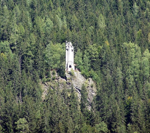 8. Christ Roi des Houches във Франция – височина: 25 метраСтатуята се намира на скала с изглед към долината на L'Abbé Claude и заобиколена от зеленина. Построяването на монумента е по идея на пастор. Първият камък е положен през август 1933 година и само след година по-късно, статуята на Исус вече била факт.Снимка: WikimediaJarZe