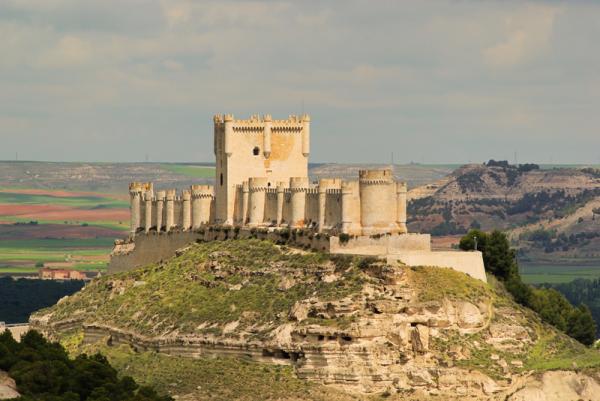 Peñafiel Castle—Valladolid, Spain, Снимка: DreamstimeТази крепост първоначално е принадлежала на християните, след това на маврите докато е била узурпирана и преименувана от граф Санчо Гарсия по време на Reconquista. Има уникален архитектурен стил, наречен gran buque - „големият кораб”. Днес може да бъде посещаван, но само в компанията на гид, говорещ на испански.