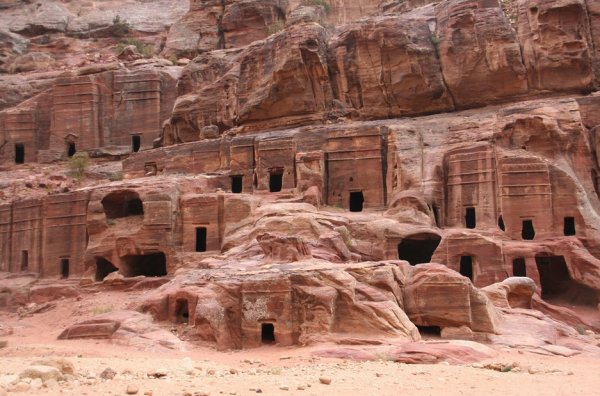 7. Петра, Йордания. Древният град е разположен в естествено укрепената планинска долина Вади Муса („Долината на Мойсей“). Розово-червеното селище е издълбано от преди повече от 2000 години. През 1986 година посетителите на Петра са наброявали 65 000, докато през 2010 година те са се увеличили на един милион. Високият брой туристи допринася за ерозията на деликатните червени пясъчни сгради.Снимка: Flickr